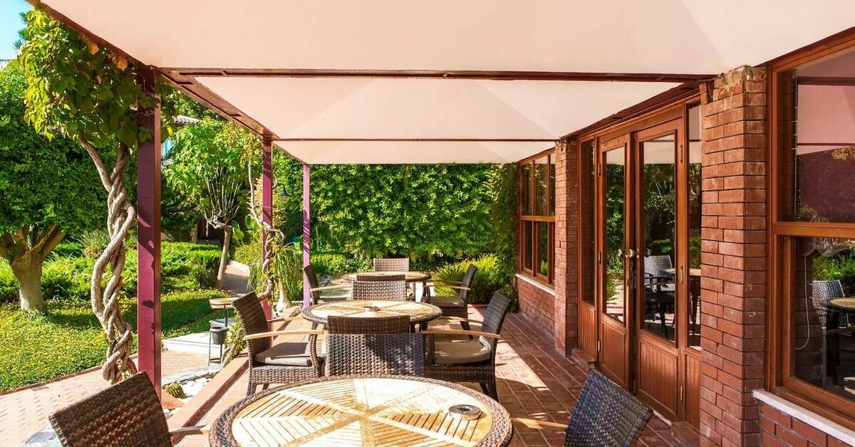 Een foto van het terras bij Gardenia Beach Hotel