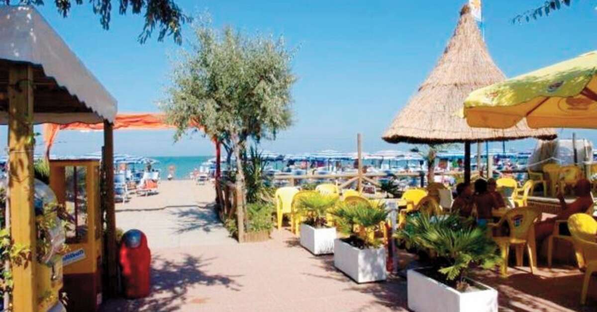 Een foto van het terras bij Long Beach Village