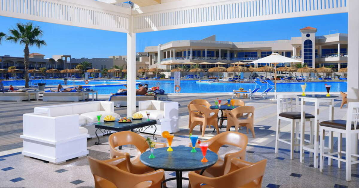 Een foto van het terras bij Pickalbatros Royal Moderna Resort