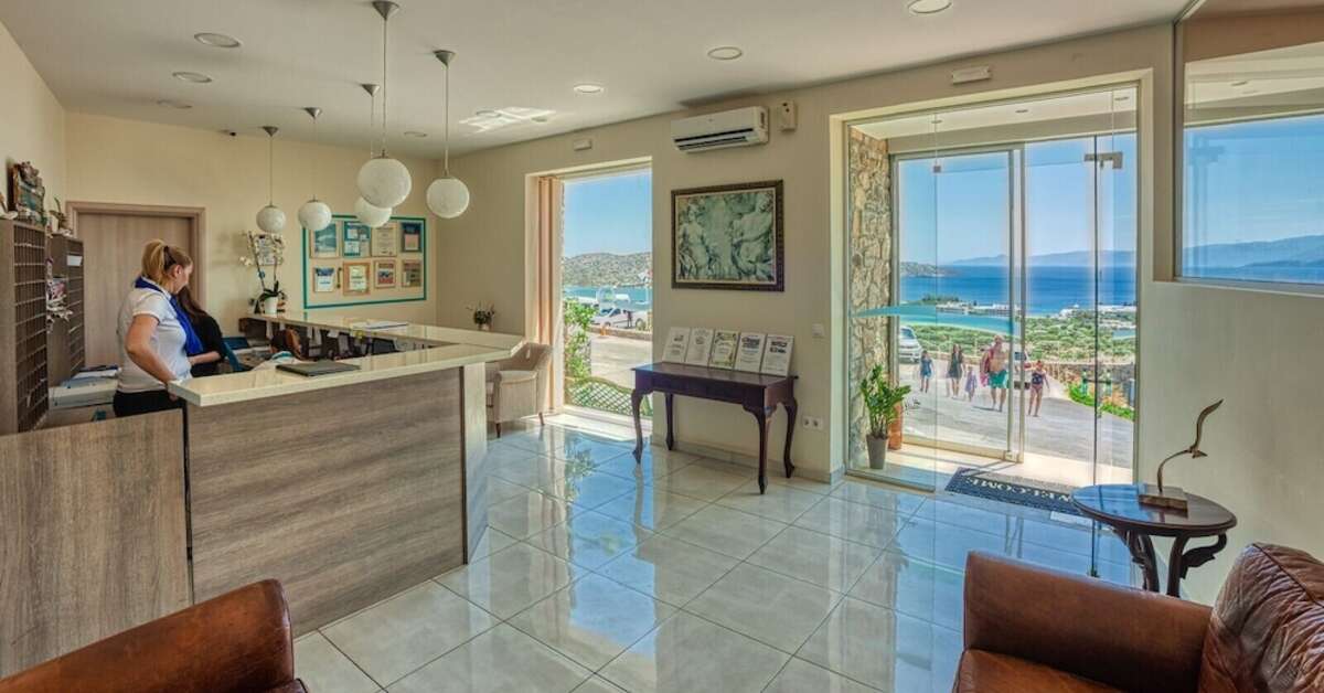 Een foto van het interieur van Elounda Water Park Residence Hotel