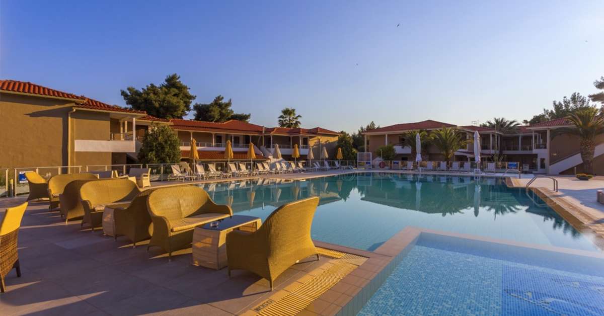 Een foto van het zwembad bij Lagomandra Beach Hotel & Suites