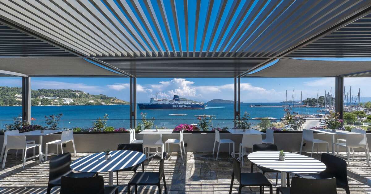 Een foto van het terras bij Hotel Alkyon