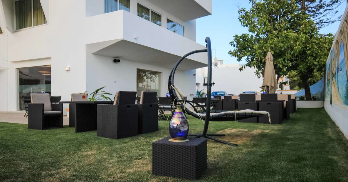 Een foto van het terras bij Hotel Lagoa