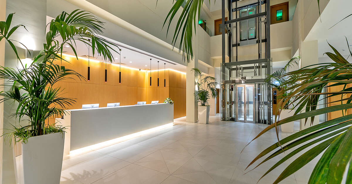 Een foto van het interieur van Faros Hotel