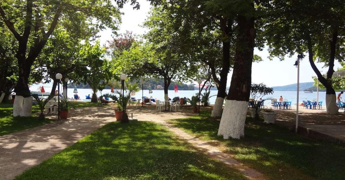Een foto van het terras bij Hotel Avra Beach