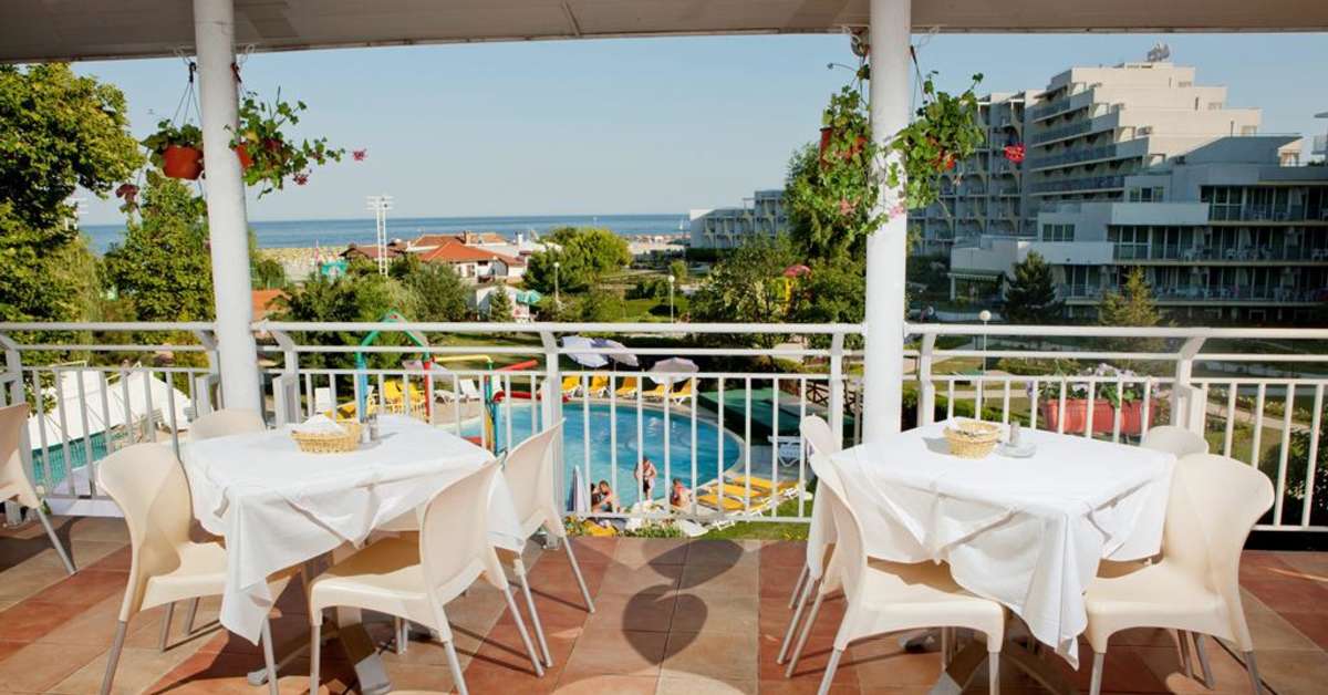 Een foto van het terras bij Hotel Sandy Beach