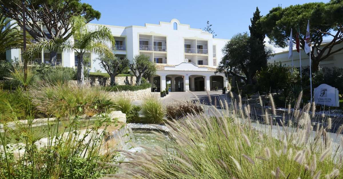 Ein Foto von der Außenansicht des Dona Filipa Hotel