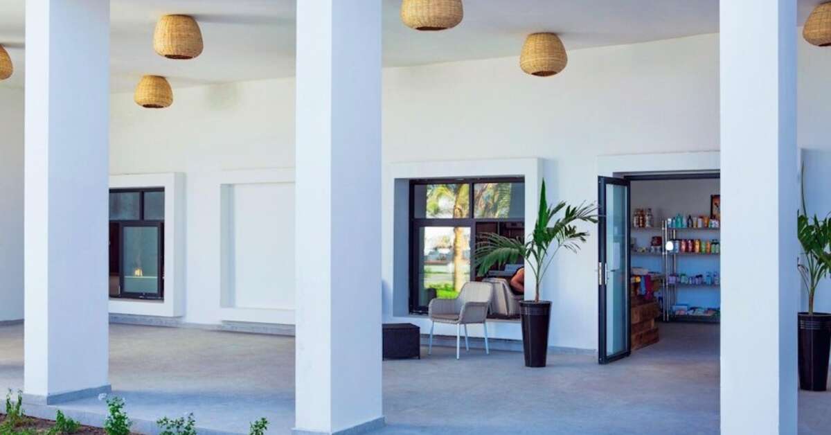 Een foto van het terras bij Sunprime Tamala Beach