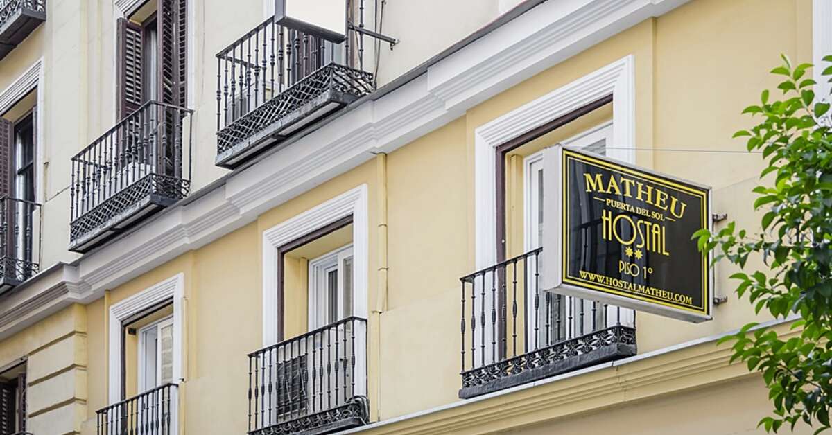 Een foto van de buitenkant van Matheu Hostal