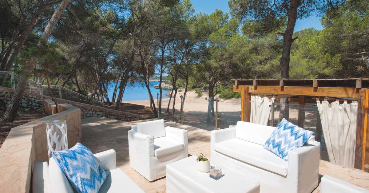 Een foto van het terras bij Iberostar Waves Club Cala Barca