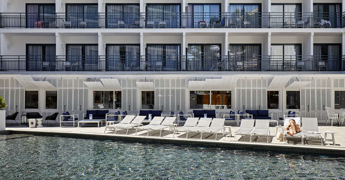 Een foto van het zwembad bij Hotel Delamar