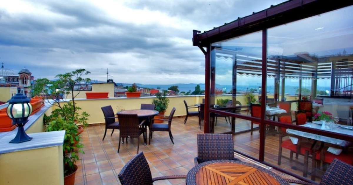 Ein Foto von der Terrasse im Amber Hotel Istanbul