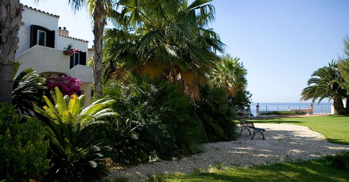 Een foto van het terras bij Grand Hotel Baia Verde