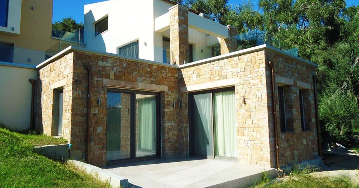 Een foto van de buitenkant van Golden Bay Suites
