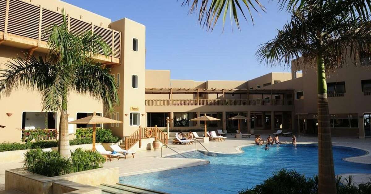 Een foto van het zwembad bij The Breakers Diving & Surfing Lodge