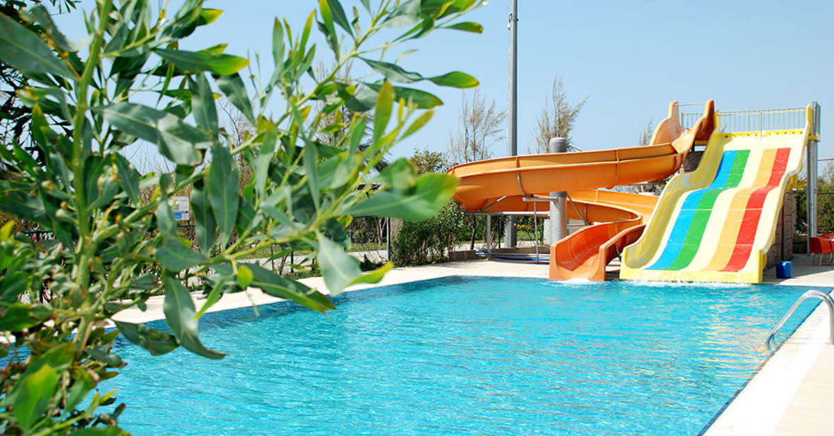 Een foto van het zwembad bij Commodore Elite Suites & Spa