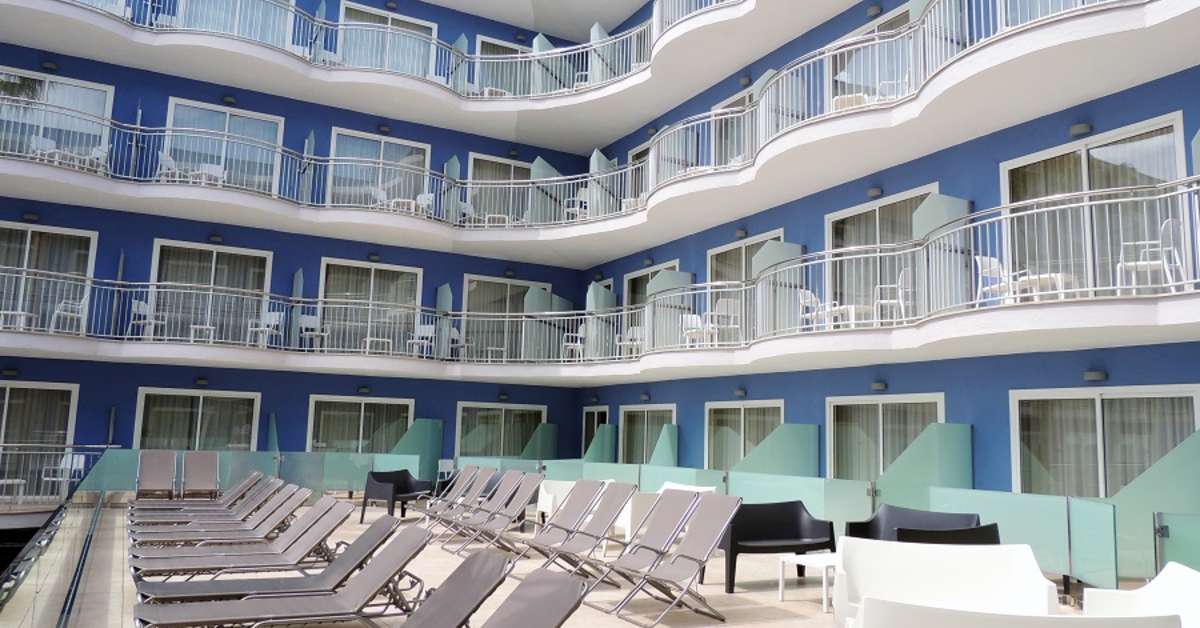 Een foto van het terras bij Hotel Augustus