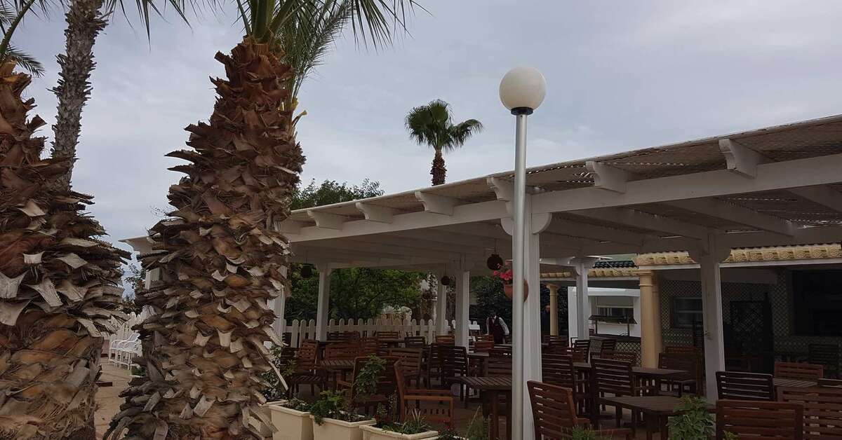 Een foto van de buitenkant van El Mouradi Palm Marina