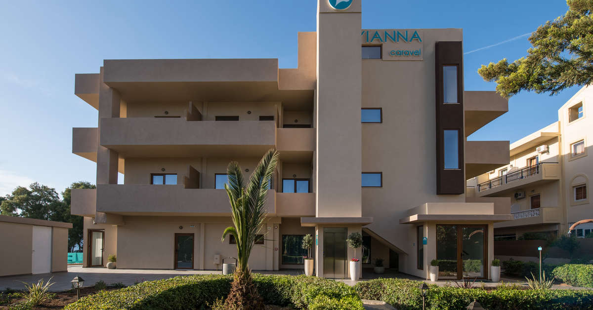 Een foto van de buitenkant van Yianna Caravel Beach Hotel