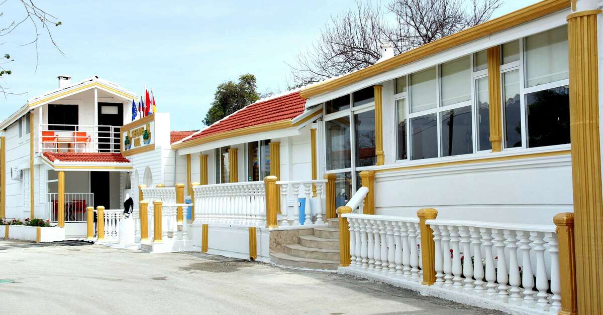 Een foto van de buitenkant van Side Temple Hotel