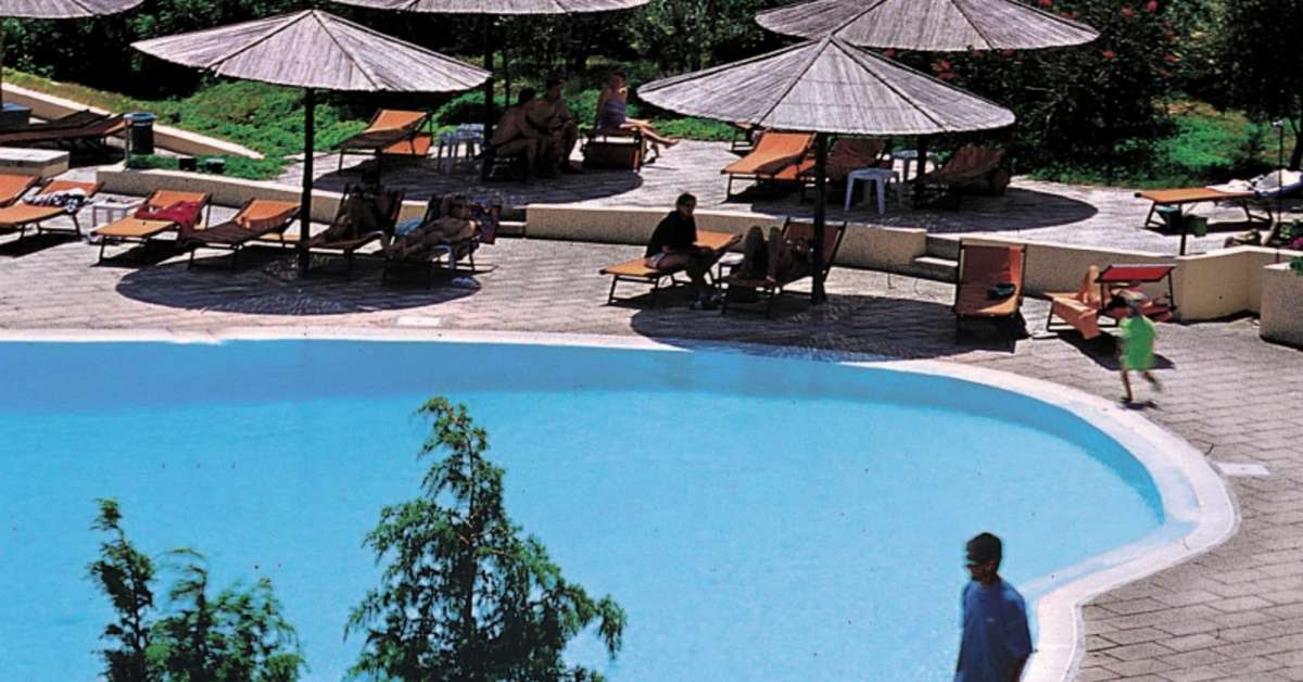 Een foto van het zwembad bij Resort Cala di Falco