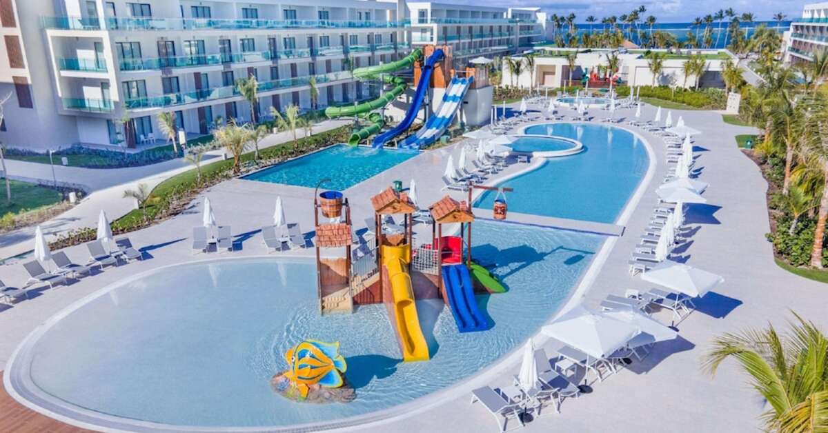 Een foto van het zwembad bij Serenade Punta Cana
