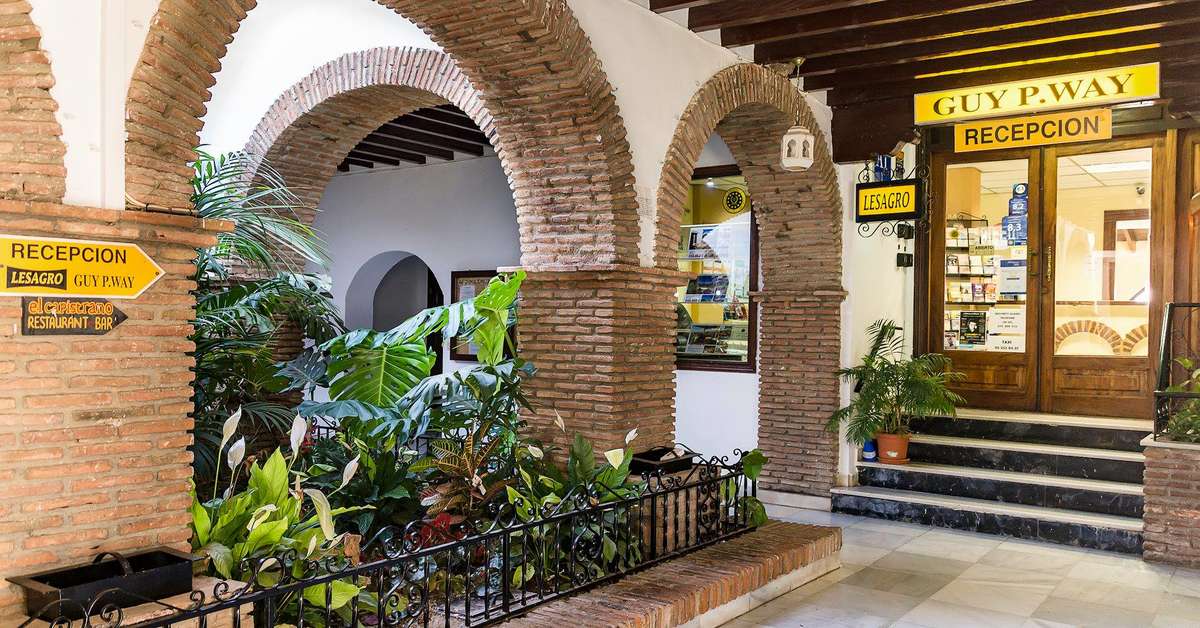 Een foto van het interieur van El Capistrano Village
