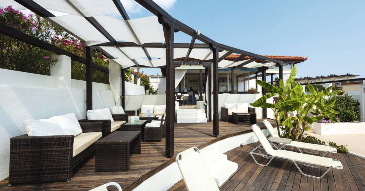 Een foto van het terras bij Ampelia Hotel