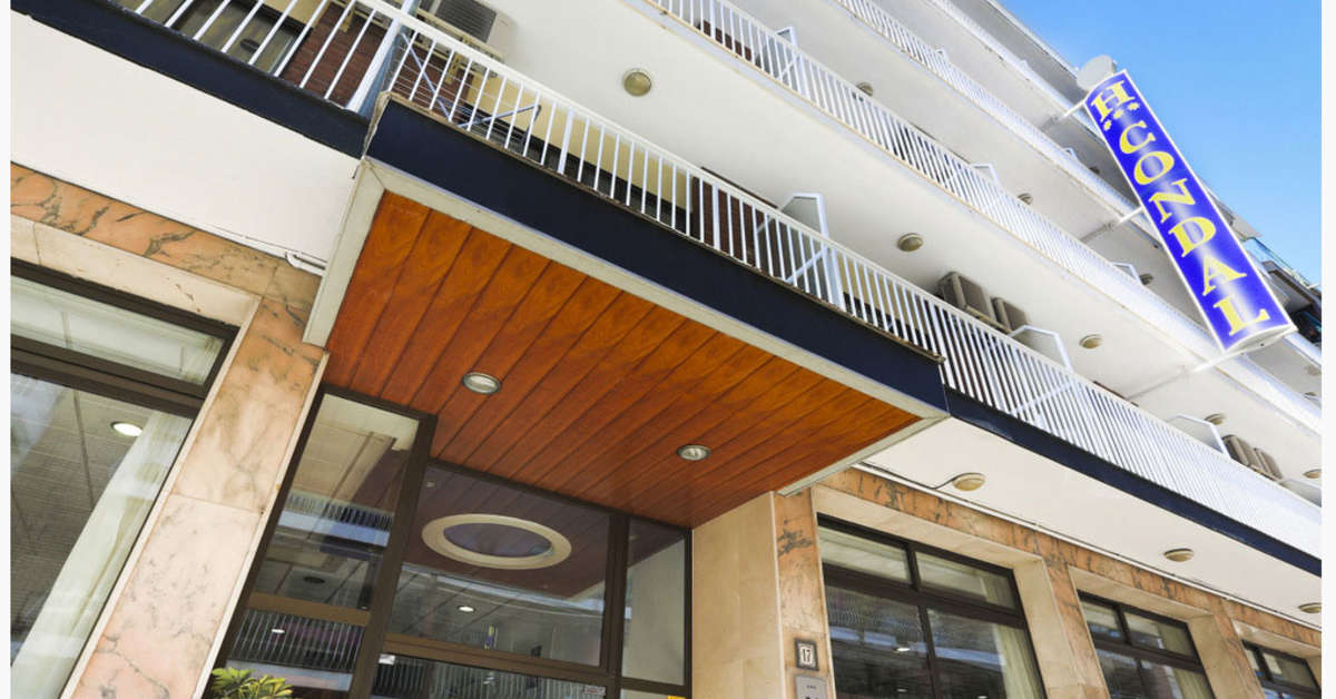 Een foto van de buitenkant van Hotel Mareny Benidorm