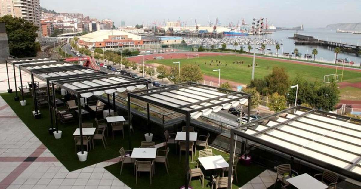 Een foto van het terras bij URH Palacio de Oriol Hotel
