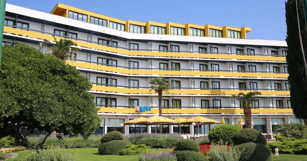 Een foto van de buitenkant van Hotel Ilirija