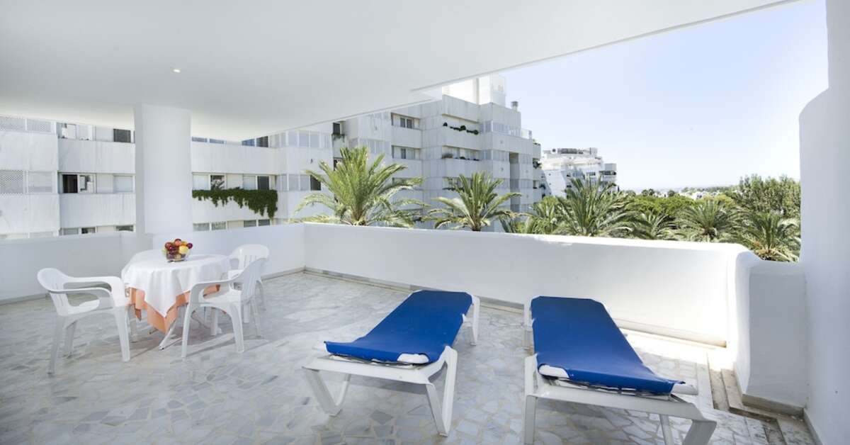 Een foto van het terras bij Aparthotel Monarque Sultan