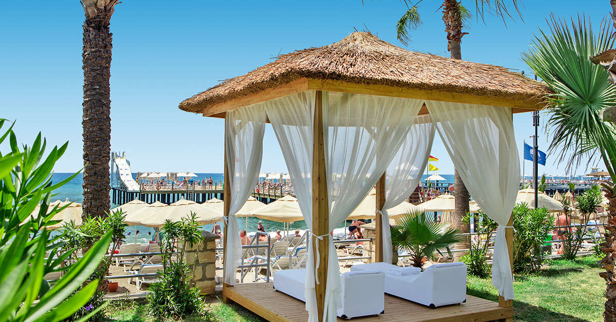 Een foto van het terras bij Saphir Hotel & Villas