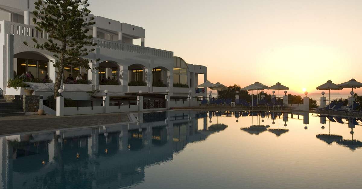 Een foto van het zwembad bij Maritimo Beach Hotel
