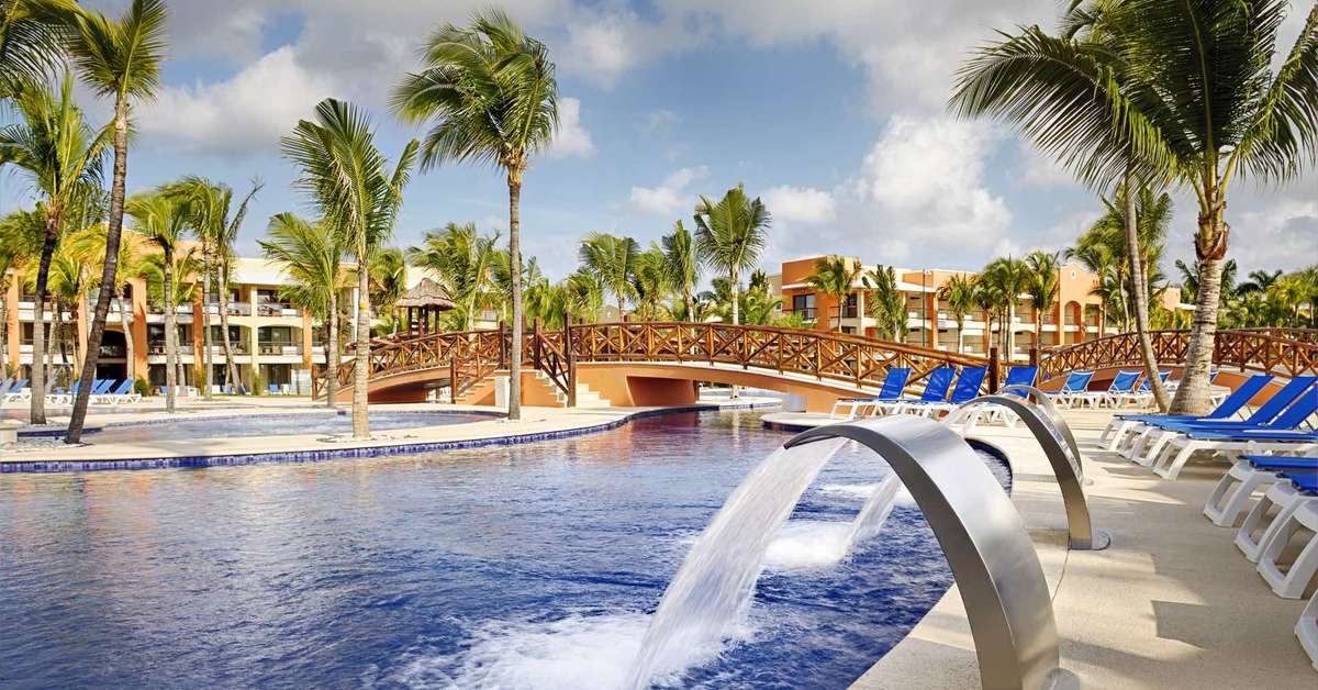 Een foto van het zwembad bij Barcelo Maya Grand Resort