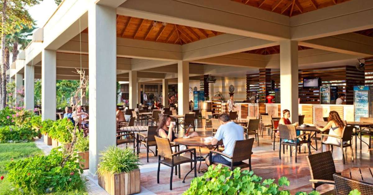 Een foto van het terras bij Club Tuana Fethiye