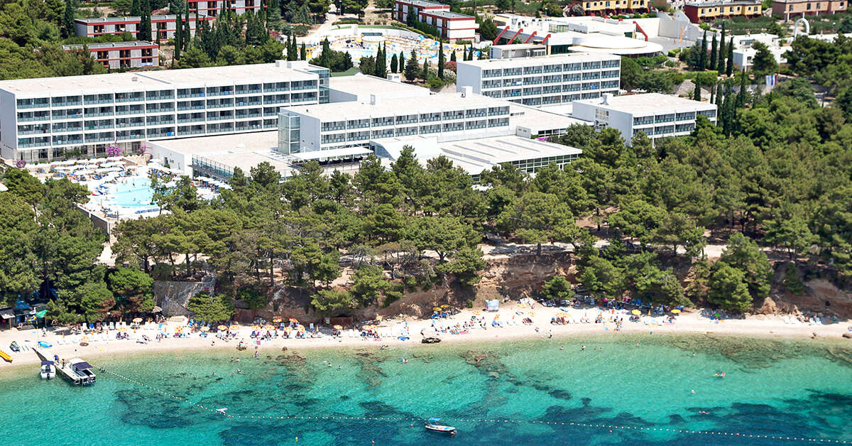 Een foto van de buitenkant van Bluesun Hotel Elaphusa