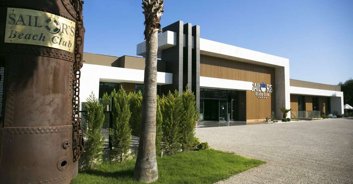 Een foto van de buitenkant van Sailor's Beach Club