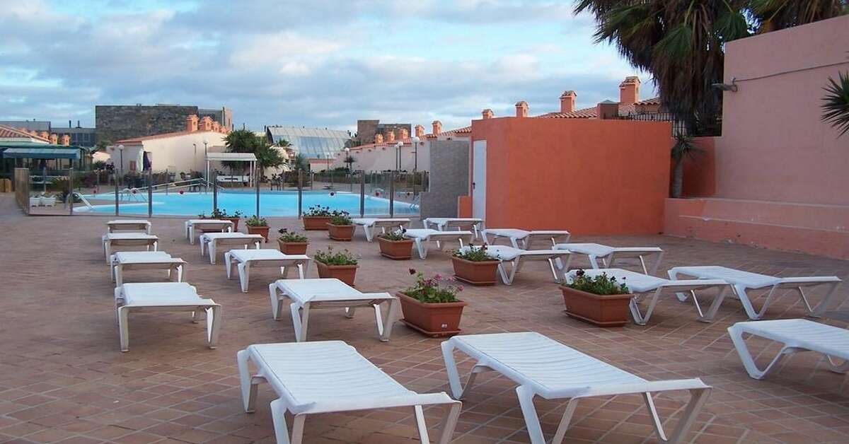 Een foto van het terras bij Bungalows Castillo Playa