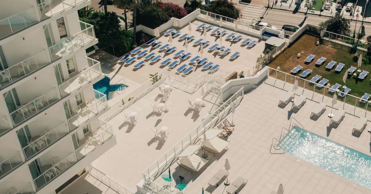 Een foto van de buitenkant van Hotel Alay
