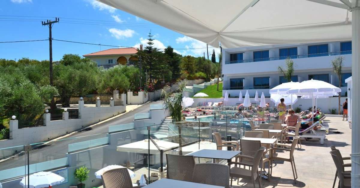 Een foto van het terras bij Tesoro Hotel