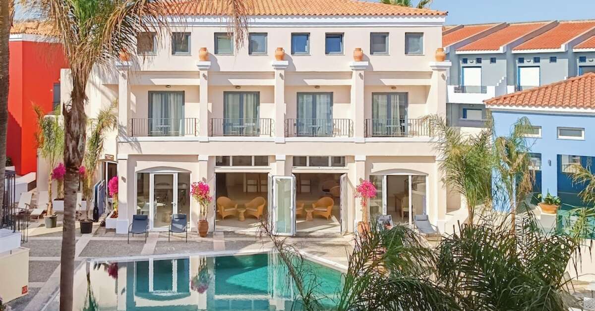 Ein Foto vom Pool im Grecotel Plaza Beach House