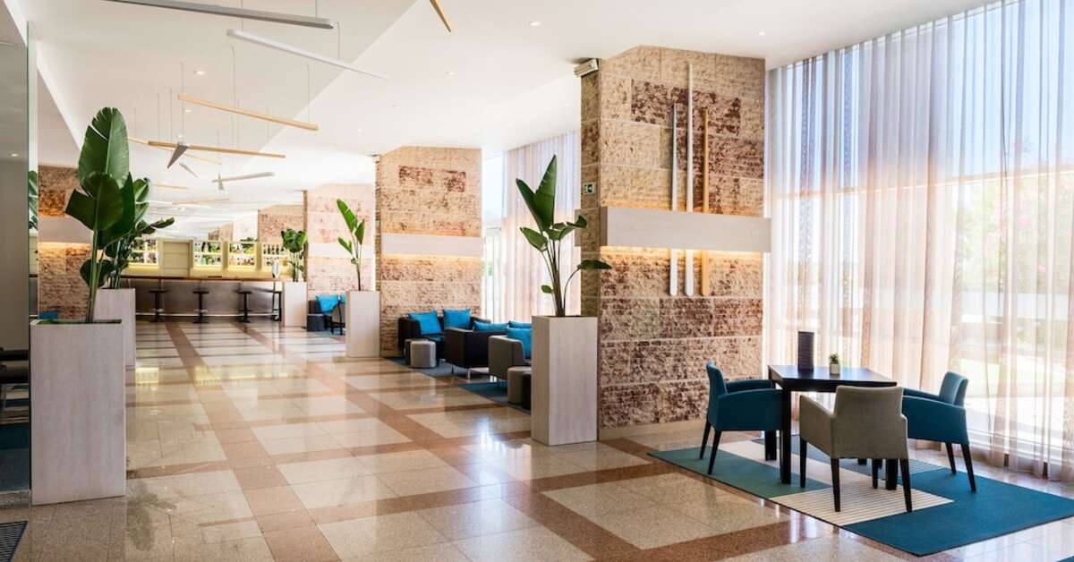 Een foto van het interieur van Tryp by Wyndham Lisboa Caparica Mar Hotel