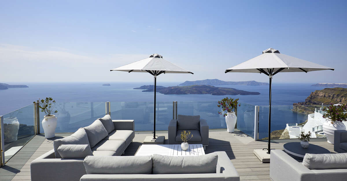 Een foto van het terras bij Petit Palace Suites