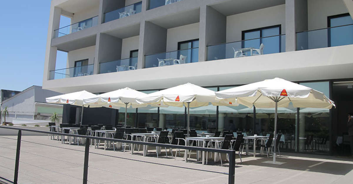 Een foto van het terras bij Monte Lirio Hotel