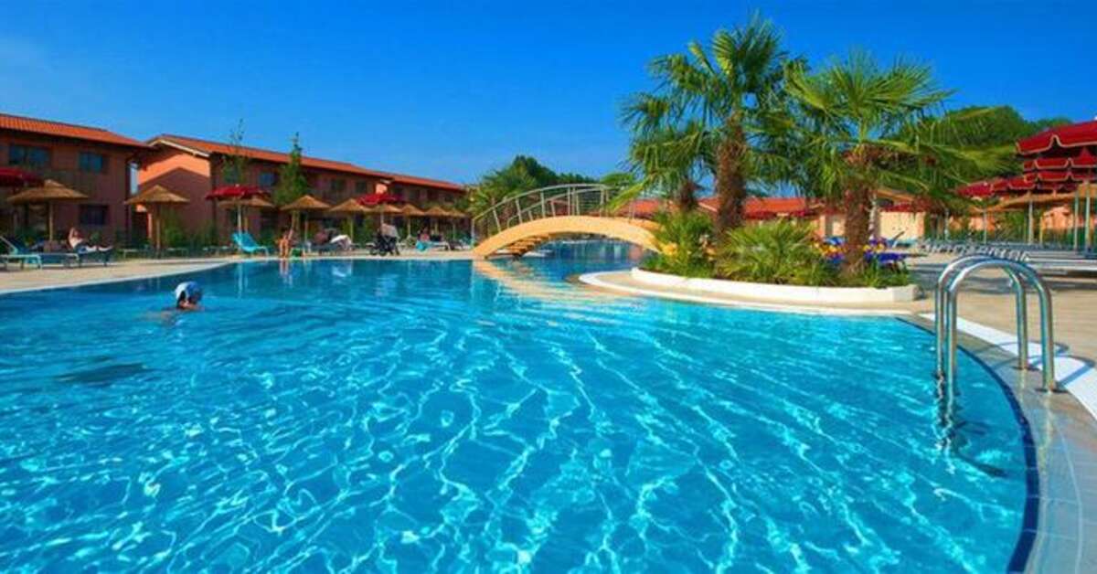 Een foto van het zwembad bij Green Village Resort