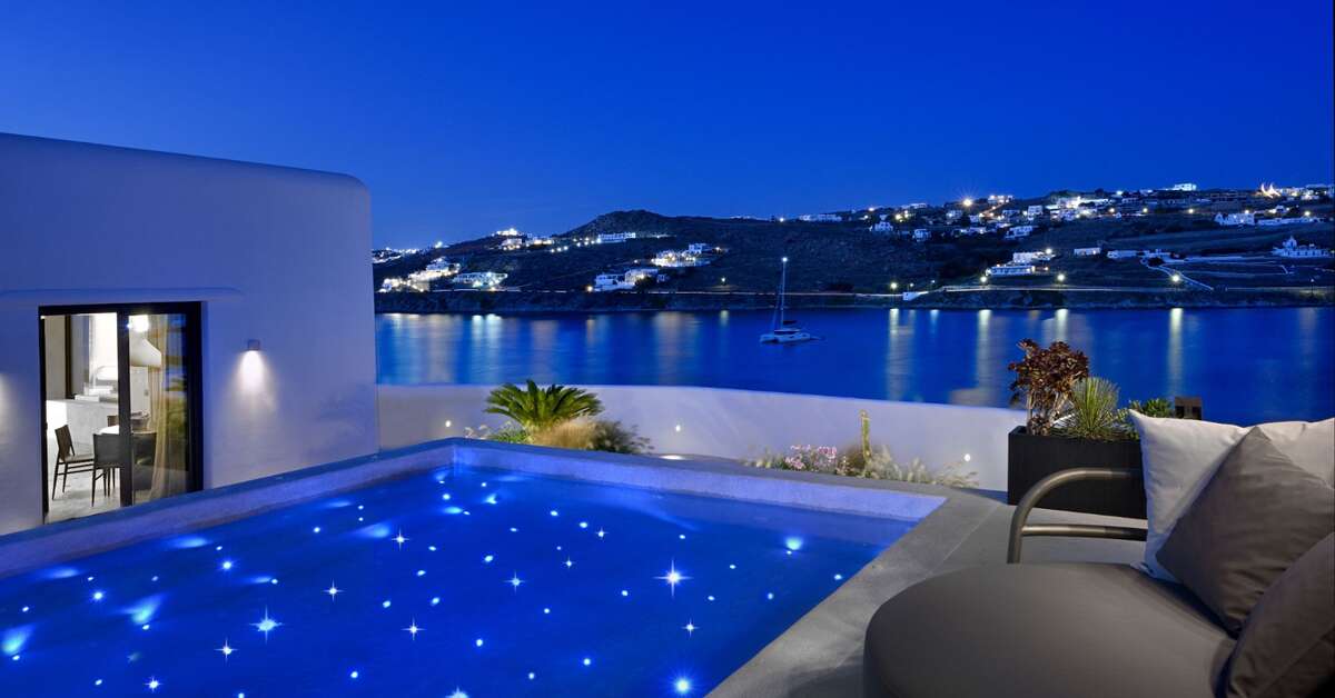 Een foto van het zwembad bij Aeonic Suites & Spa
