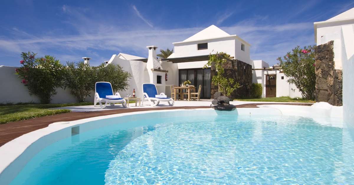 Een foto van het zwembad bij Kamezi Boutique Villas