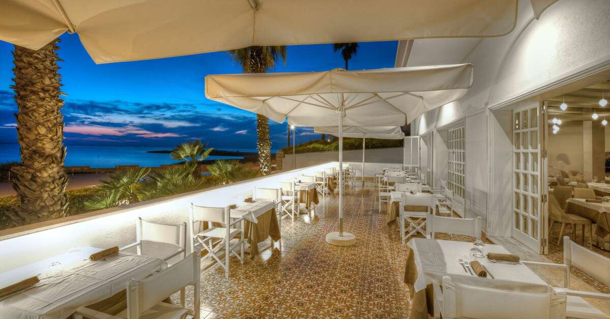 Een foto van het terras bij Grand Hotel Riviera