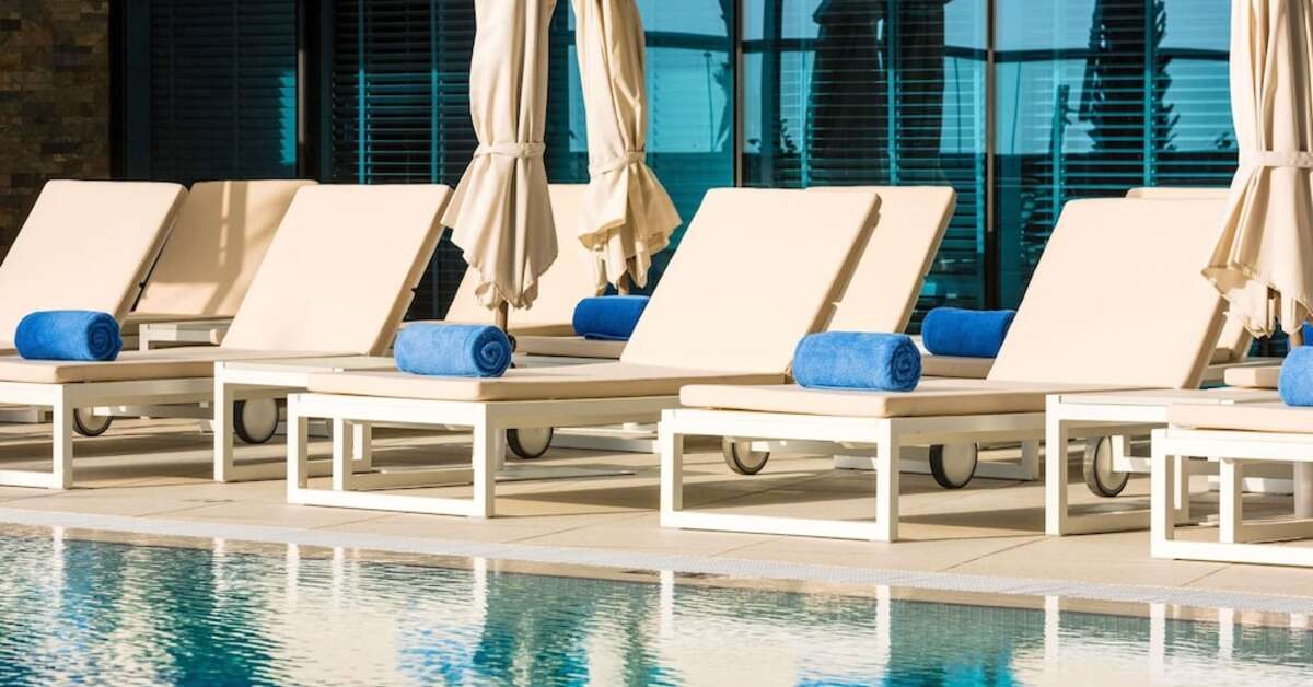 Een foto van het zwembad bij Novotel Dubai Al Barsha